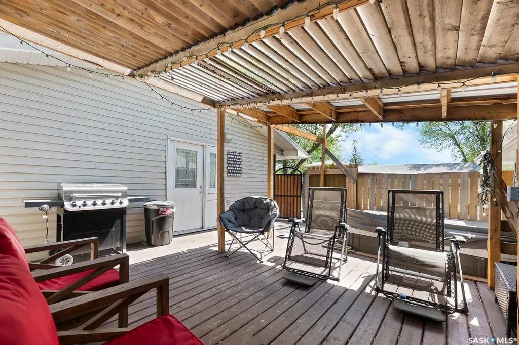 2 Pleasantview Bay Regina SK S4R 5H3