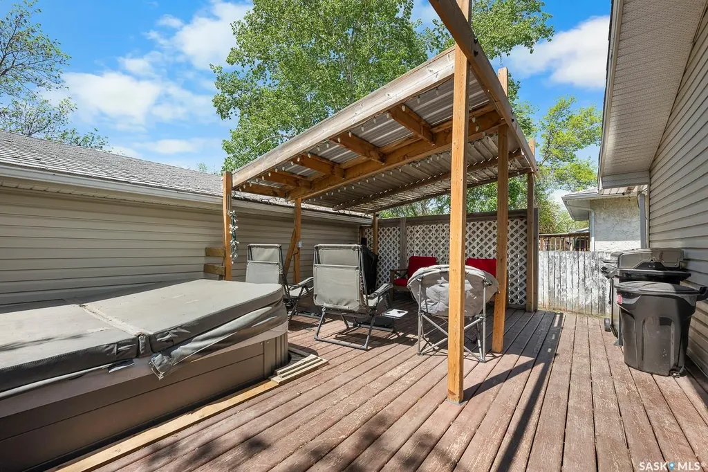 2 Pleasantview Bay Regina SK S4R 5H3