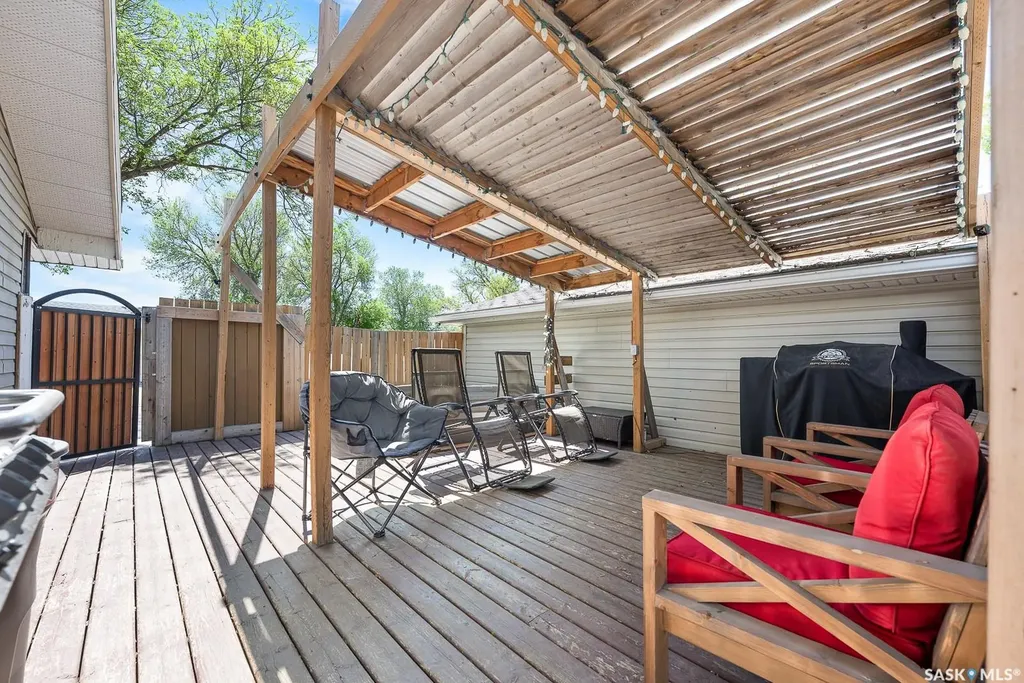 2 Pleasantview Bay Regina SK S4R 5H3