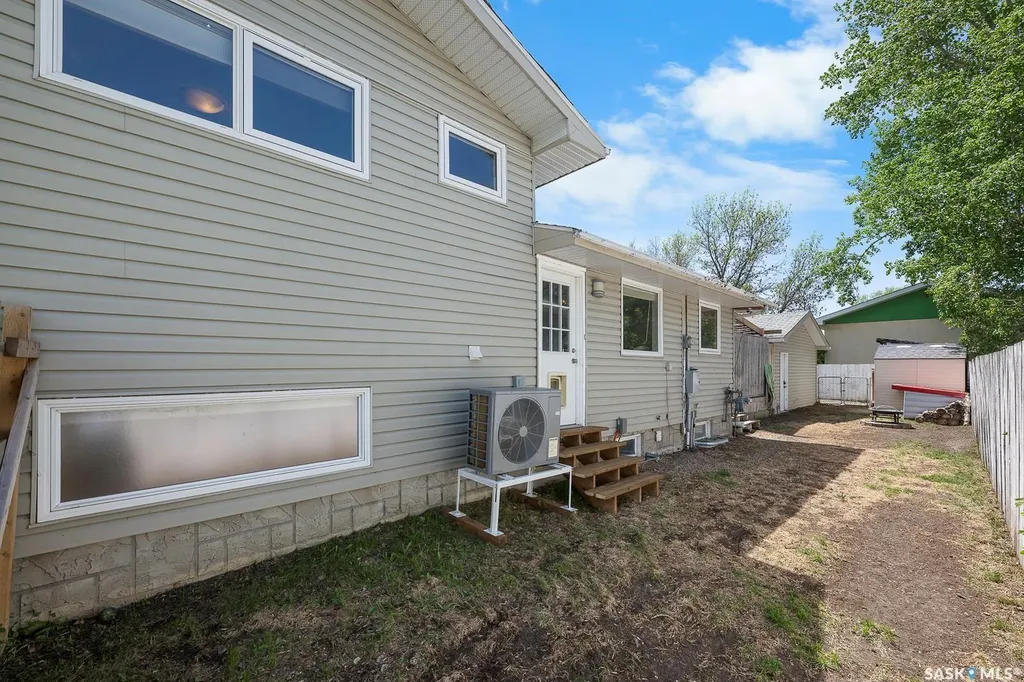 2 Pleasantview Bay Regina SK S4R 5H3