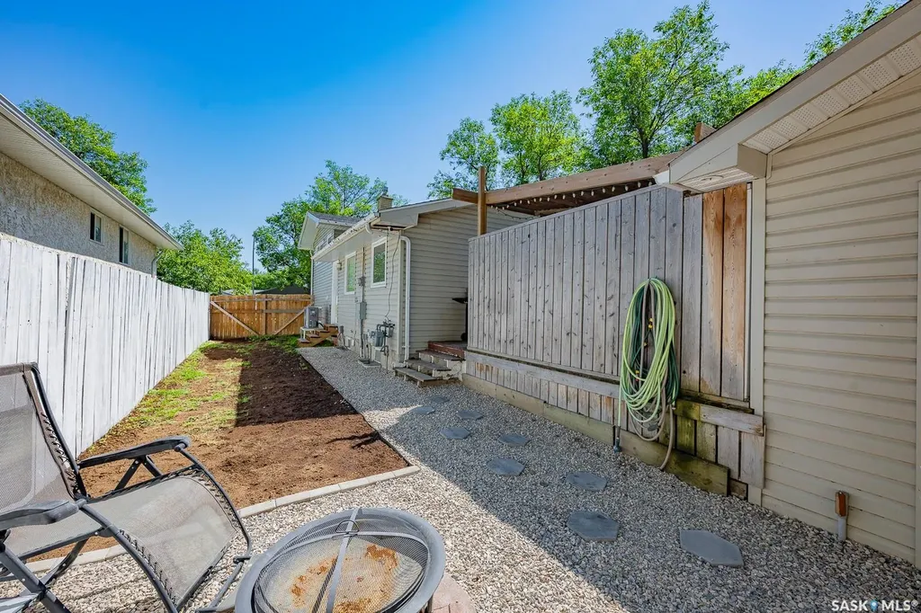 2 Pleasantview Bay Regina SK S4R 5H3
