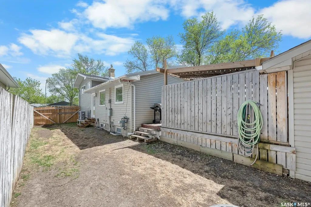 2 Pleasantview Bay Regina SK S4R 5H3
