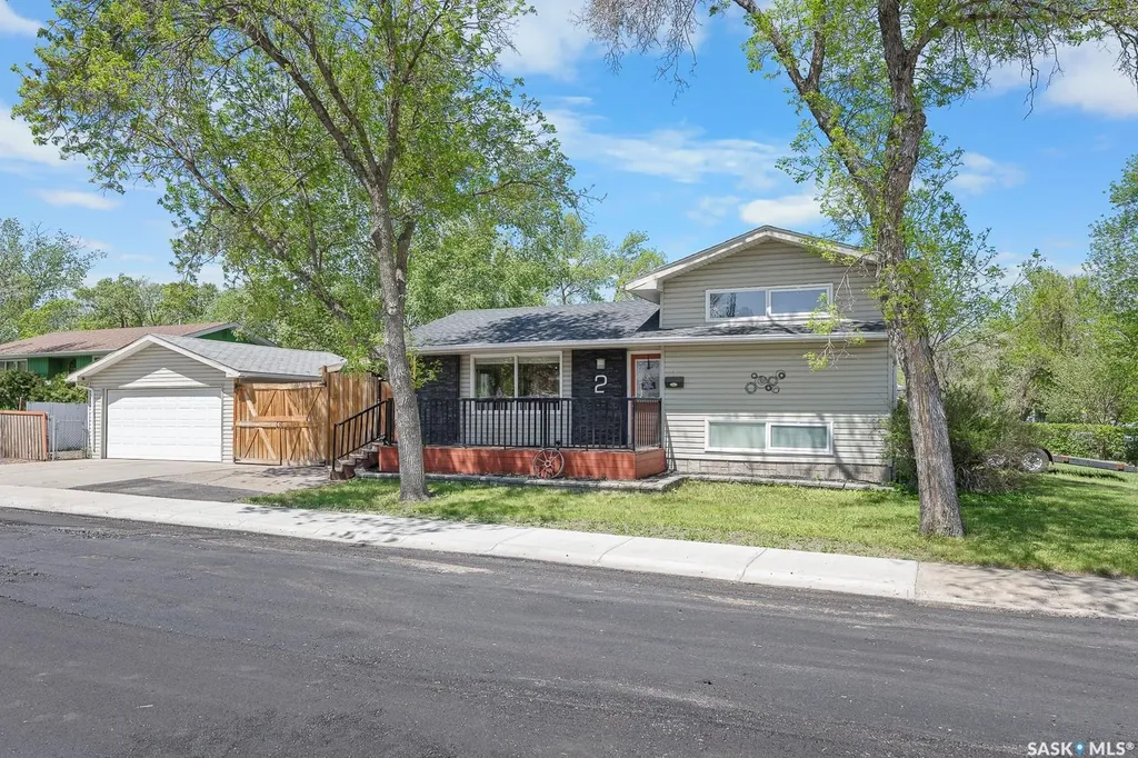 2 Pleasantview Bay Regina SK S4R 5H3