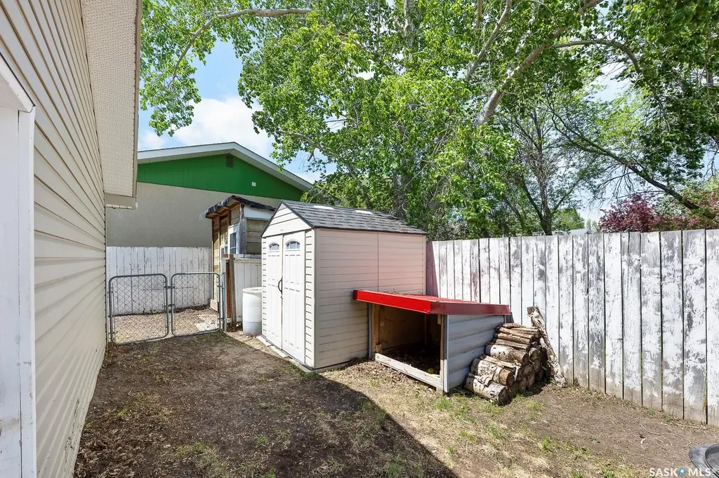 2 Pleasantview Bay Regina SK S4R 5H3