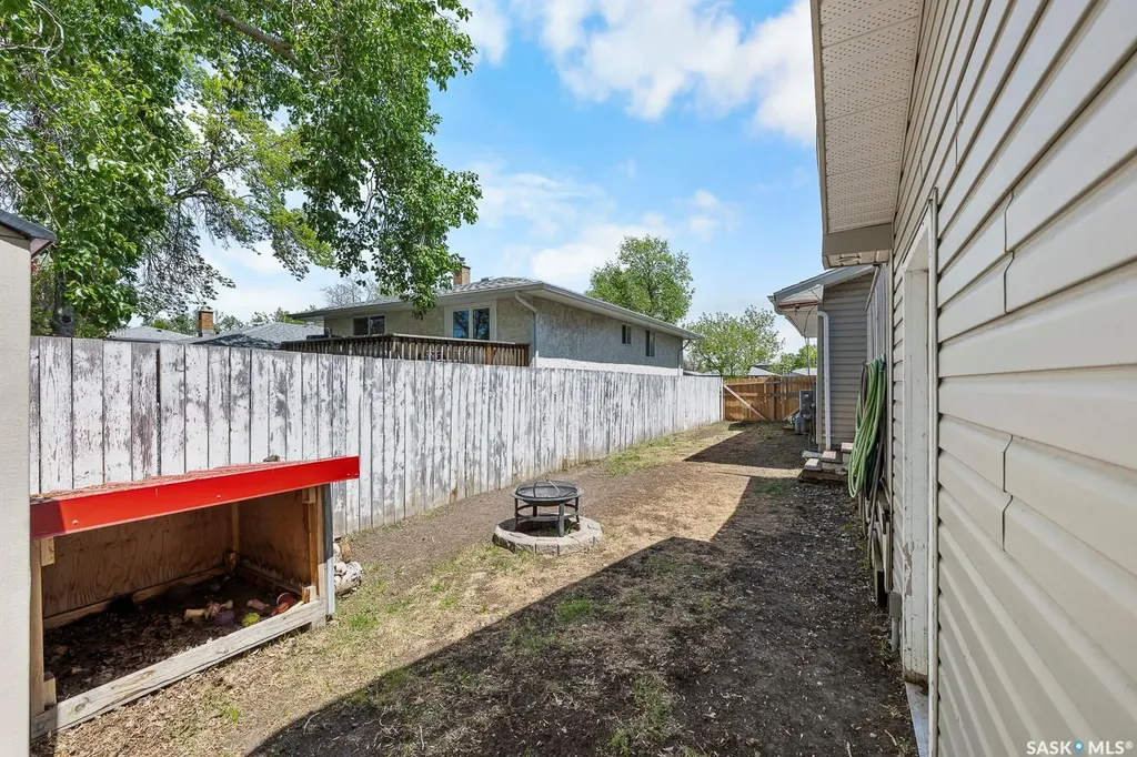 2 Pleasantview Bay Regina SK S4R 5H3