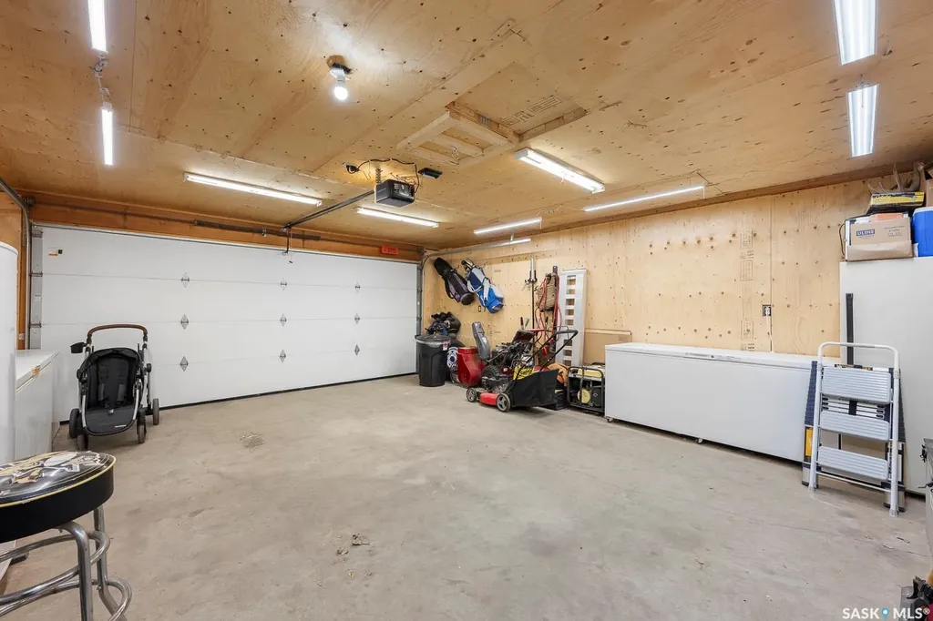 2 Pleasantview Bay Regina SK S4R 5H3