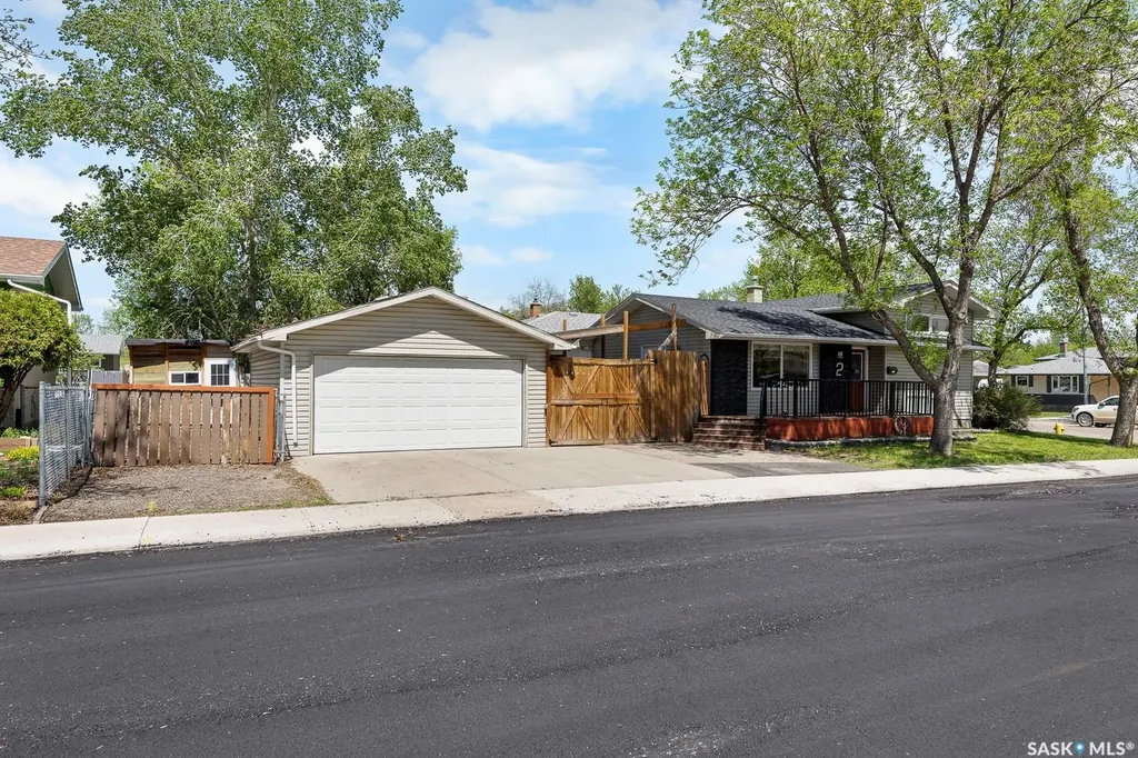 2 Pleasantview Bay Regina SK S4R 5H3