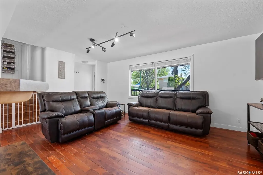 2 Pleasantview Bay Regina SK S4R 5H3