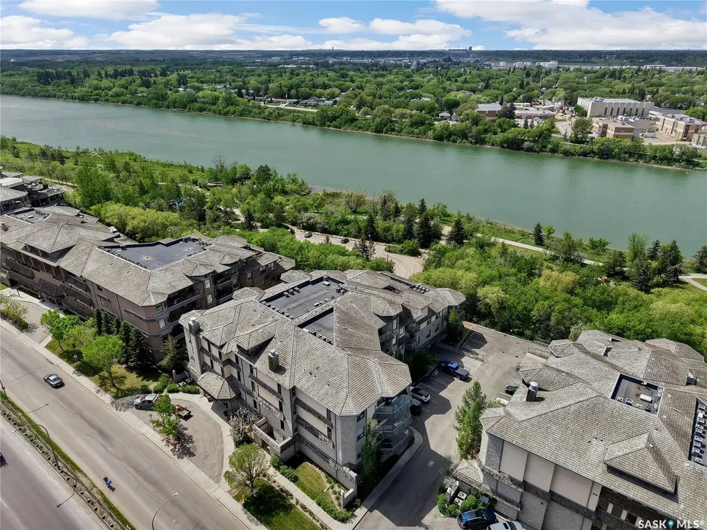 619 Saskatchewan Crescent W Saskatoon SK S7M 0A5
