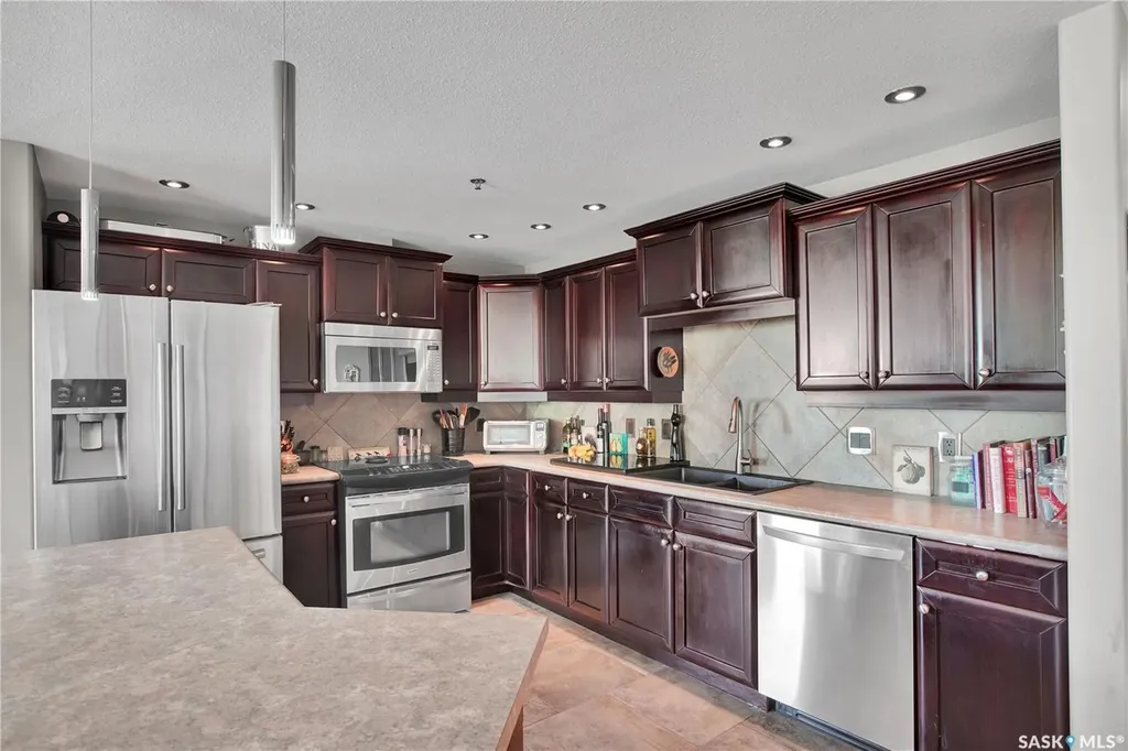 619 Saskatchewan Crescent W Saskatoon SK S7M 0A5