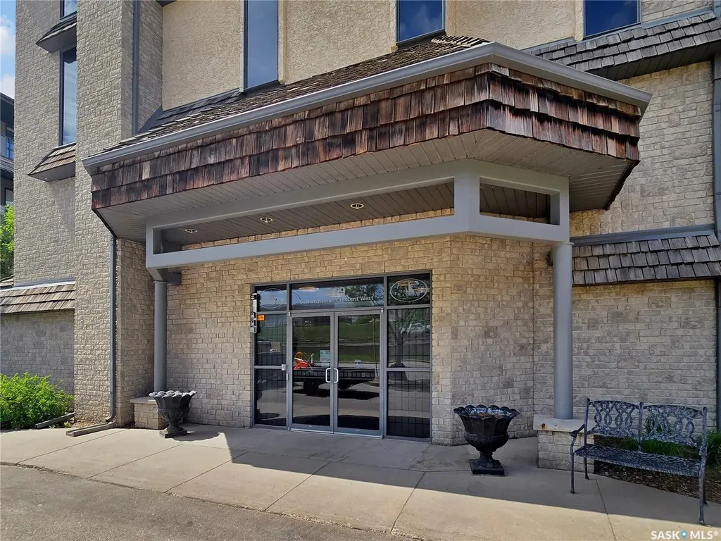 619 Saskatchewan Crescent W Saskatoon SK S7M 0A5