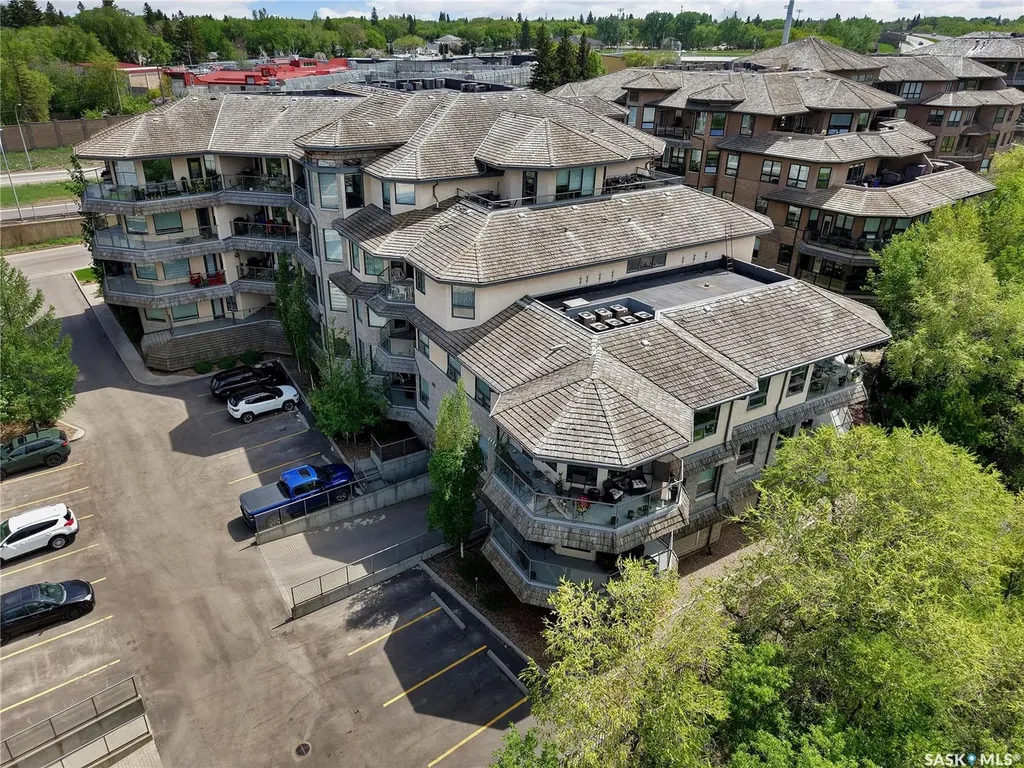 619 Saskatchewan Crescent W Saskatoon SK S7M 0A5