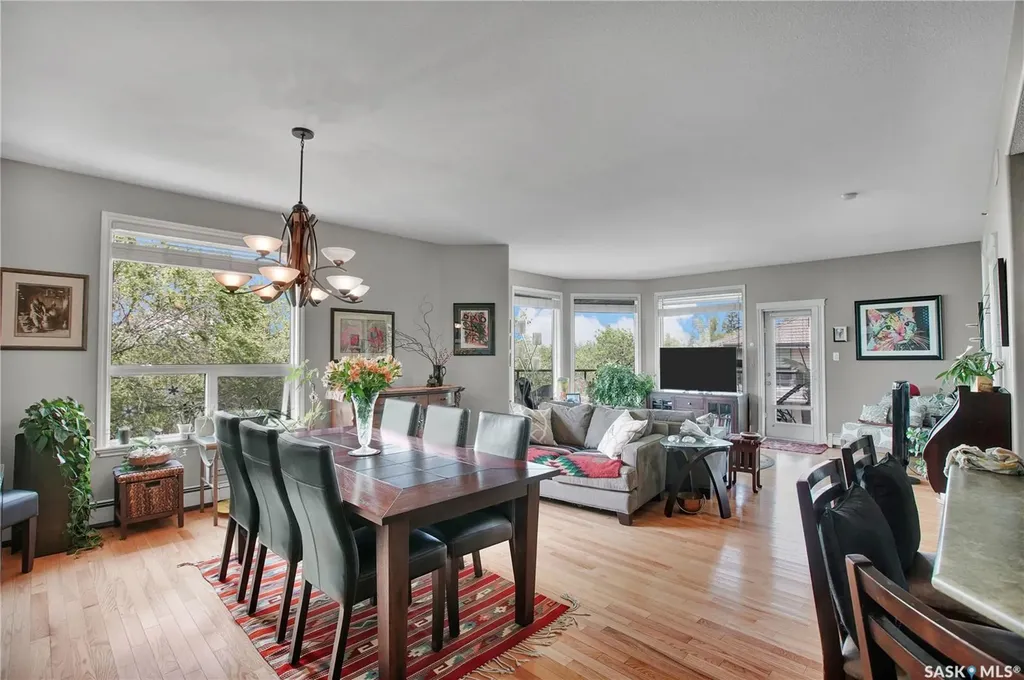 619 Saskatchewan Crescent W Saskatoon SK S7M 0A5
