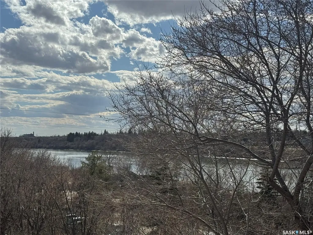 619 Saskatchewan Crescent W Saskatoon SK S7M 0A5