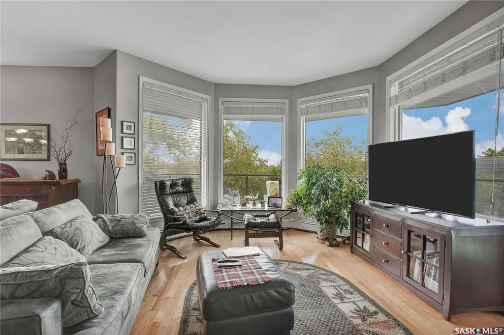 619 Saskatchewan Crescent W Saskatoon SK S7M 0A5