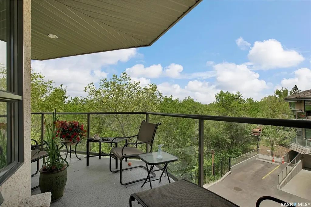 619 Saskatchewan Crescent W Saskatoon SK S7M 0A5