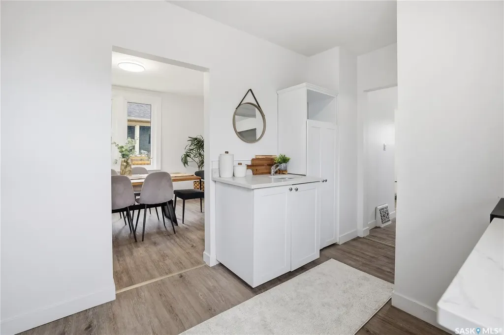 1376 King Street Regina SK S4T 4G2