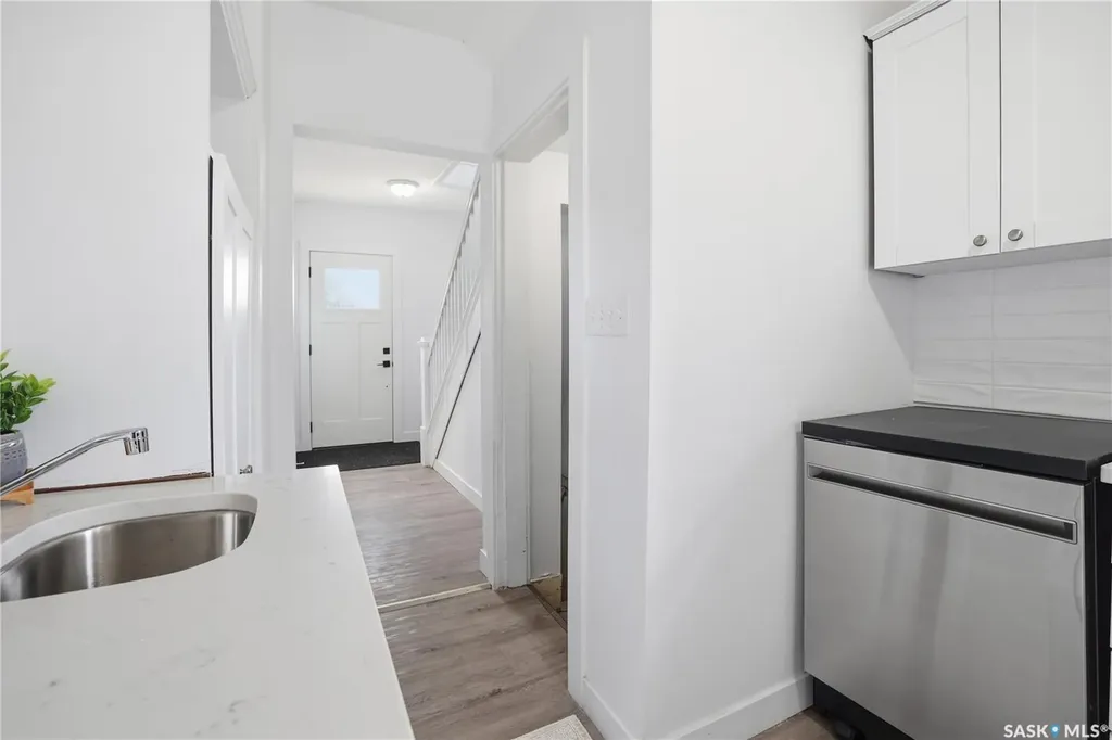 1376 King Street Regina SK S4T 4G2