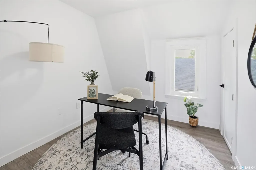 1376 King Street Regina SK S4T 4G2