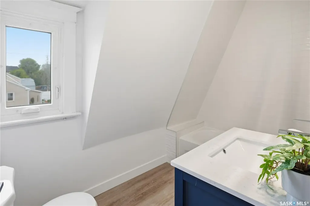 1376 King Street Regina SK S4T 4G2