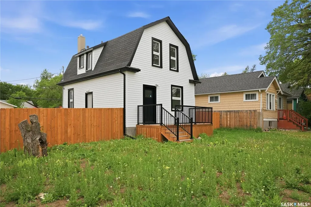 1376 King Street Regina SK S4T 4G2