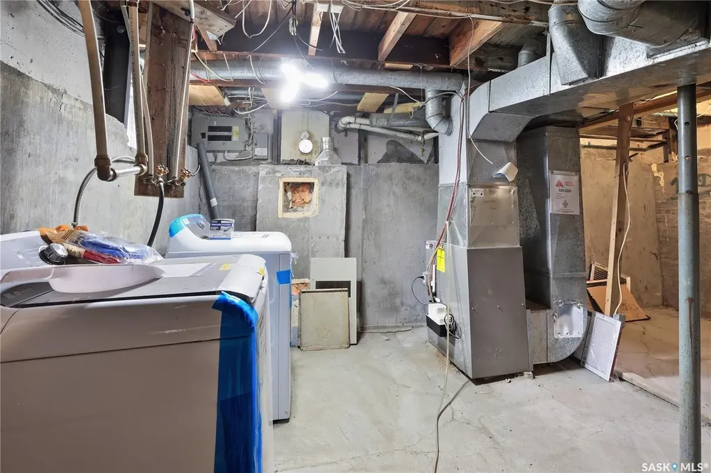 1376 King Street Regina SK S4T 4G2