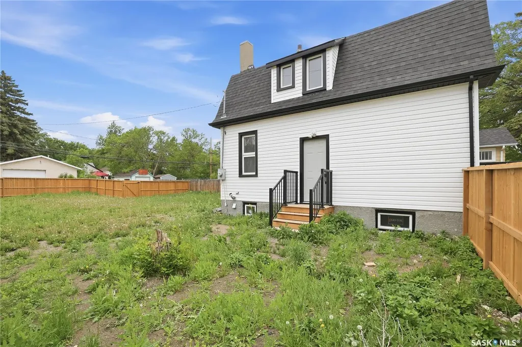 1376 King Street Regina SK S4T 4G2