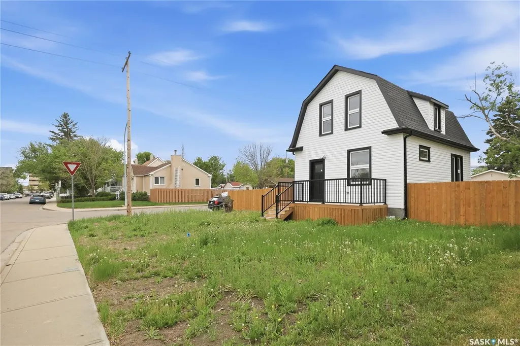 1376 King Street Regina SK S4T 4G2