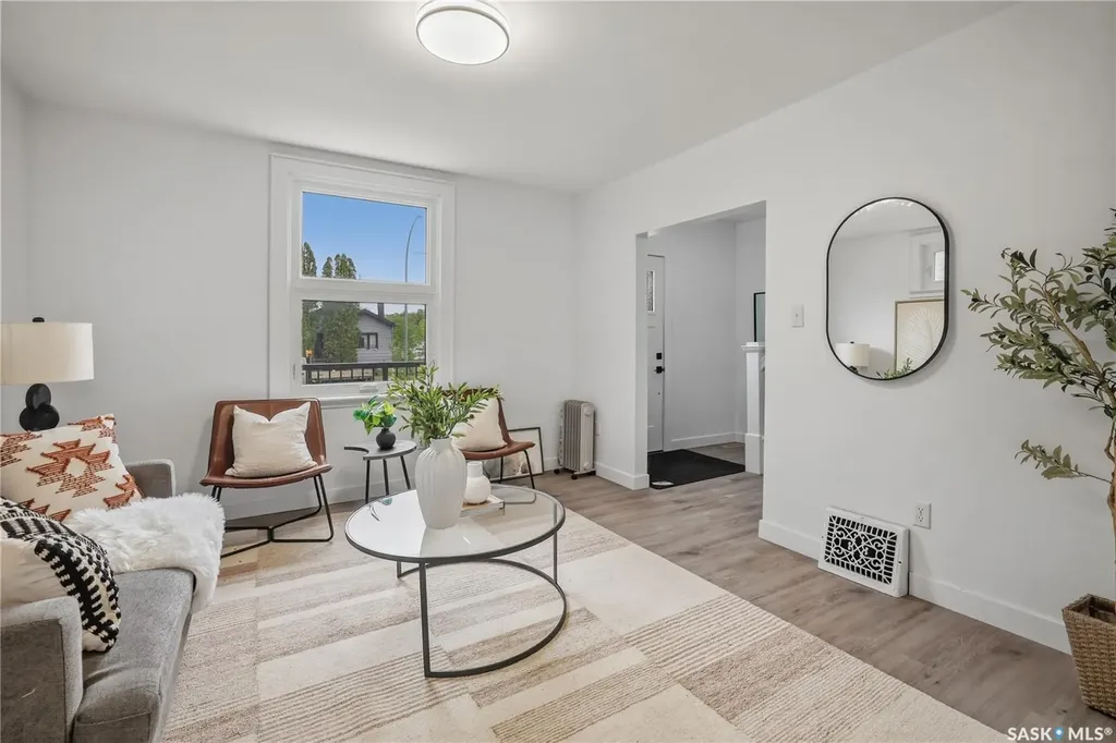 1376 King Street Regina SK S4T 4G2