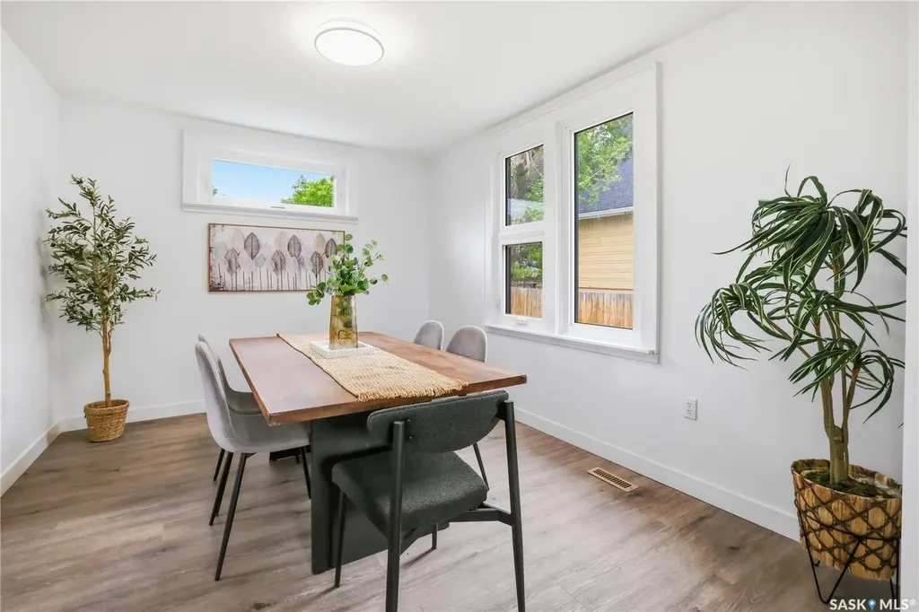 1376 King Street Regina SK S4T 4G2