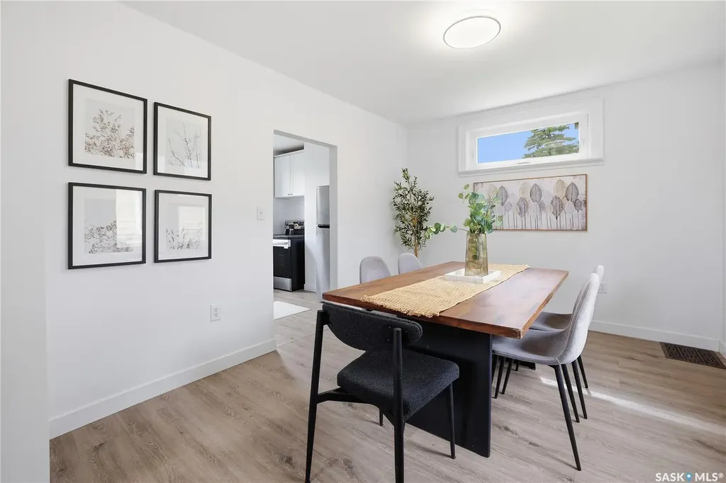 1376 King Street Regina SK S4T 4G2