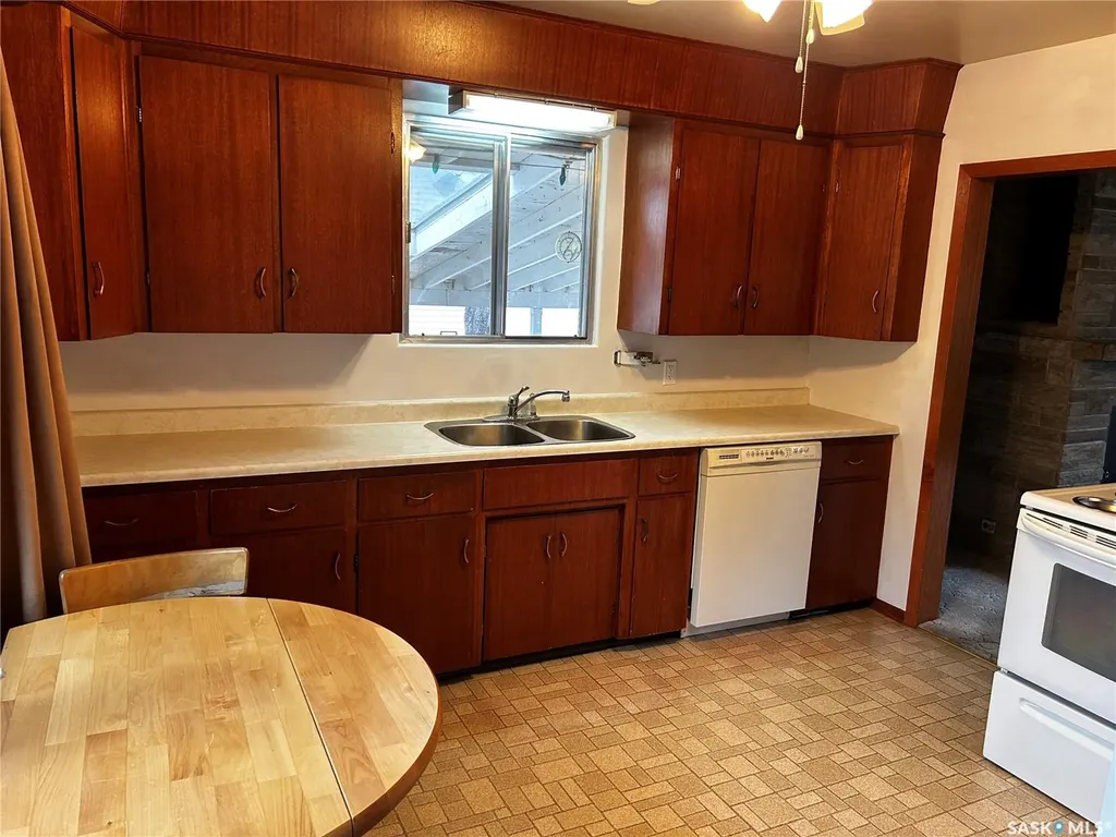 806 Cascade Street Saskatoon SK S7J 0M7