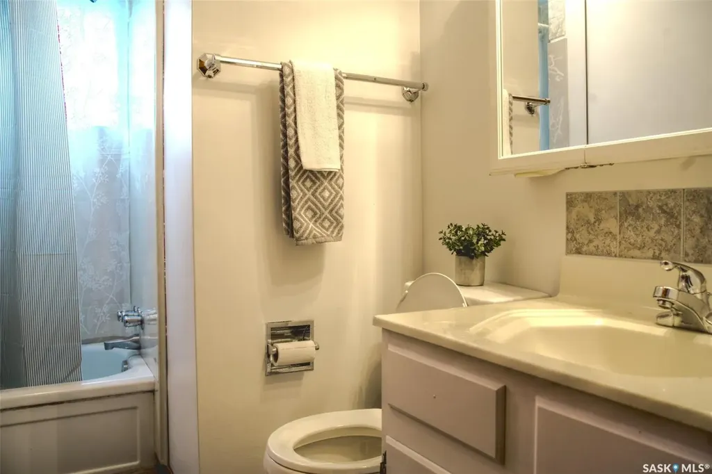806 Cascade Street Saskatoon SK S7J 0M7