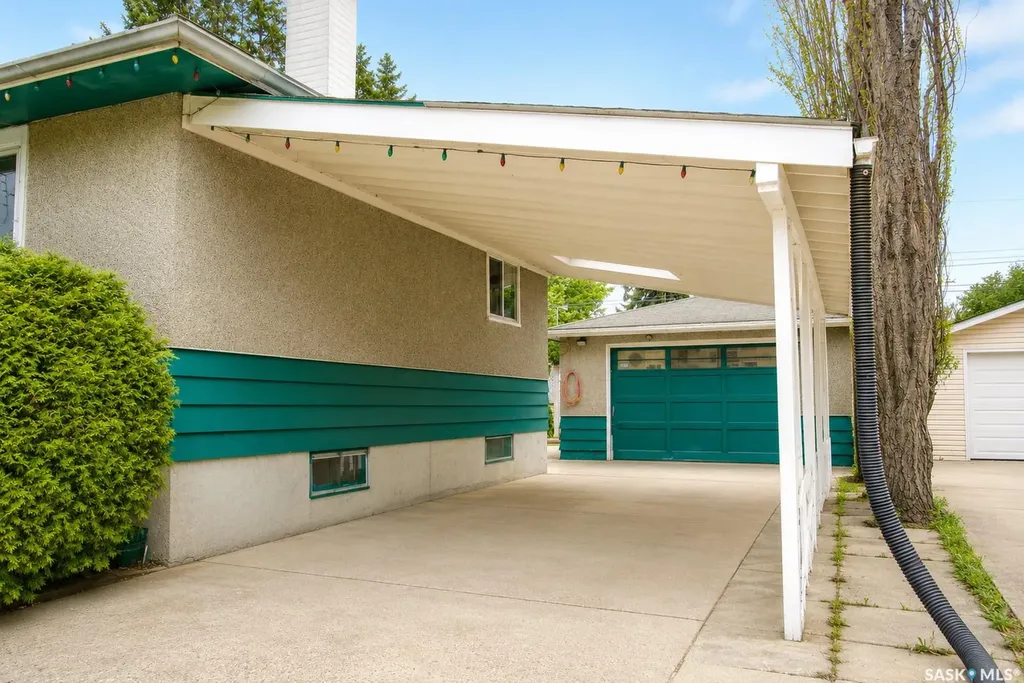 806 Cascade Street Saskatoon SK S7J 0M7