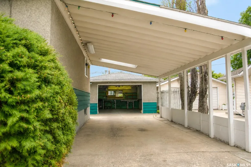 806 Cascade Street Saskatoon SK S7J 0M7