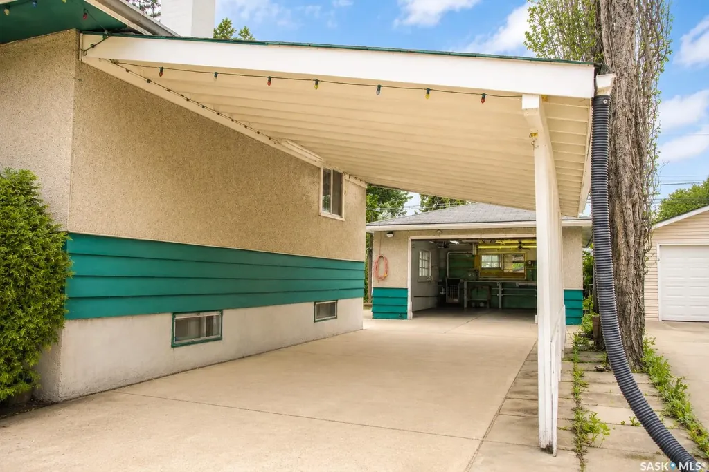 806 Cascade Street Saskatoon SK S7J 0M7