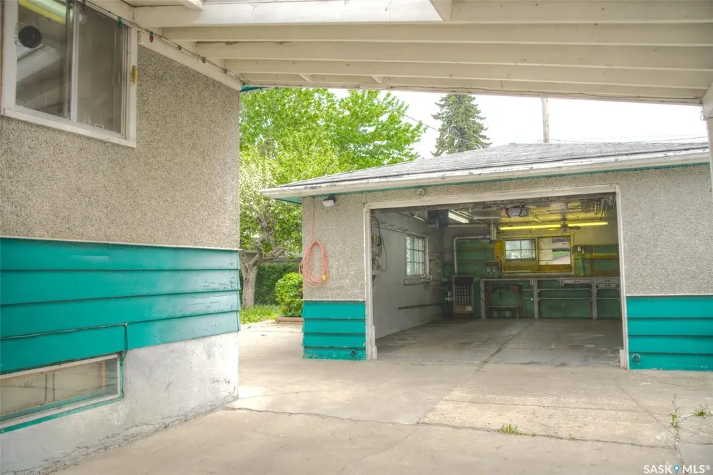 806 Cascade Street Saskatoon SK S7J 0M7