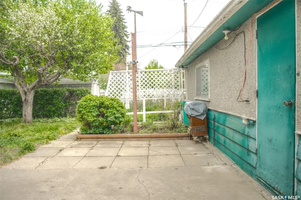 806 Cascade Street Saskatoon SK S7J 0M7