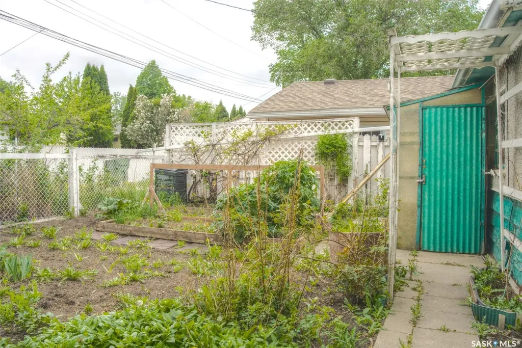 806 Cascade Street Saskatoon SK S7J 0M7
