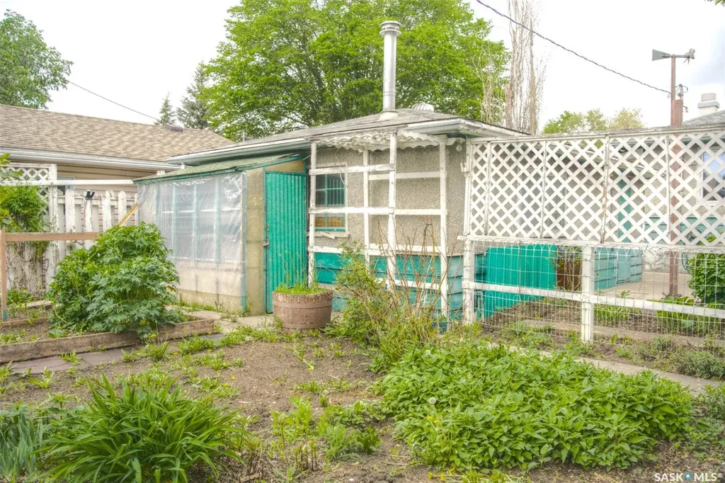 806 Cascade Street Saskatoon SK S7J 0M7