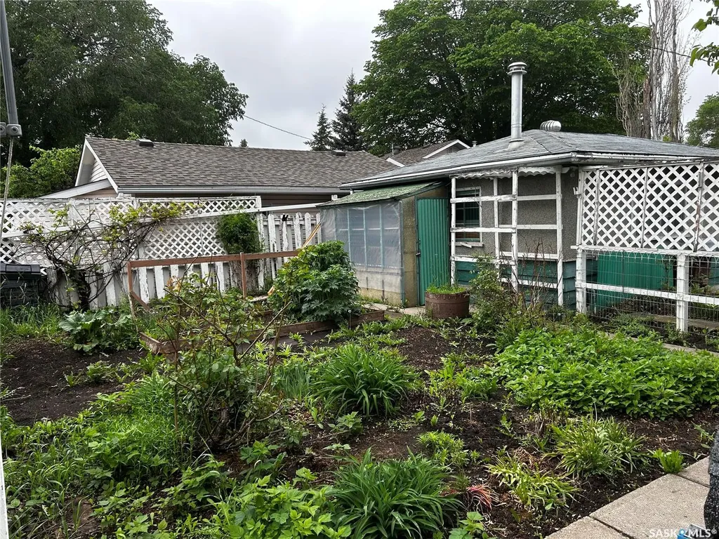 806 Cascade Street Saskatoon SK S7J 0M7