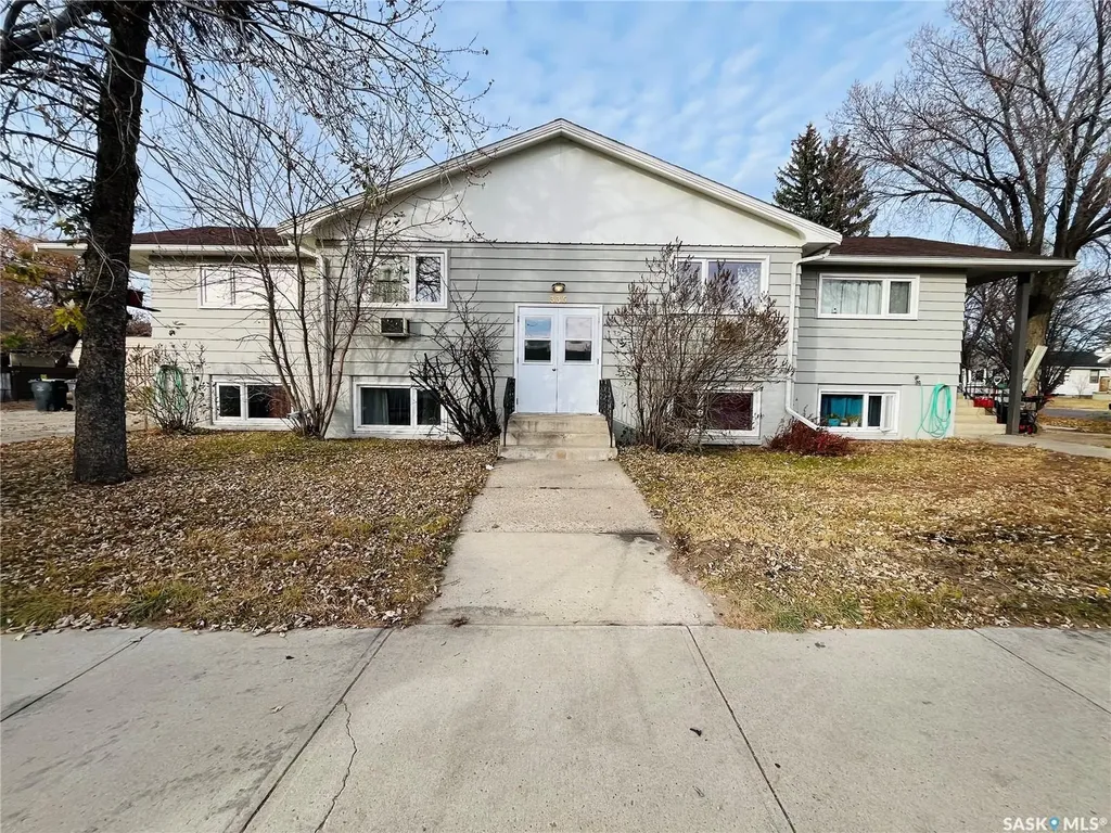 335 Chaplin Street W Swift Current SK S9H 0G2