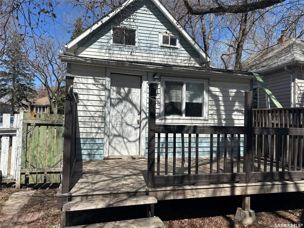 607 28th Street W Saskatoon SK S7L 0L2