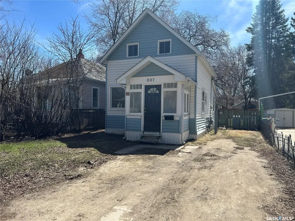 607 28th Street W Saskatoon SK S7L 0L2