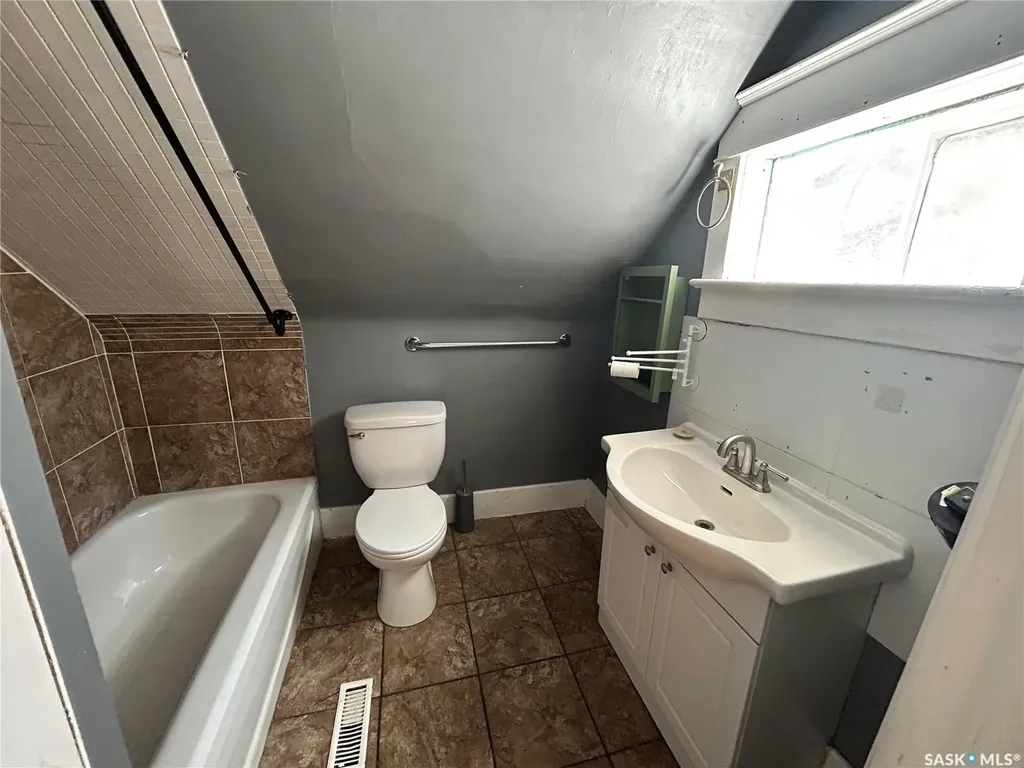 607 28th Street W Saskatoon SK S7L 0L2