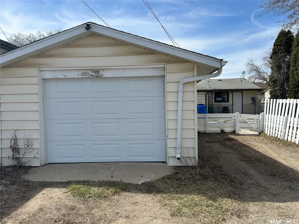 514 W Avenue S Saskatoon SK S7M 3G8