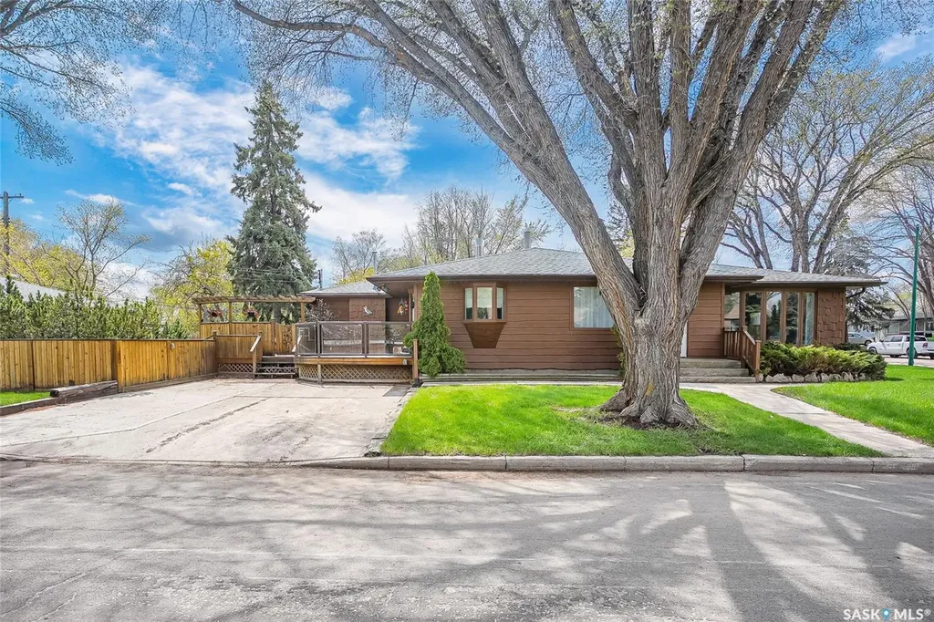444 Q Avenue N Saskatoon SK S7L 2Y1