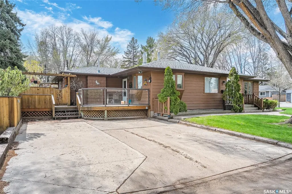 444 Q Avenue N Saskatoon SK S7L 2Y1
