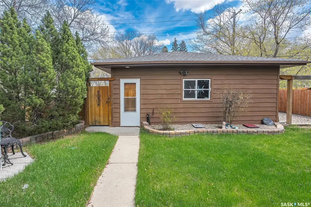 444 Q Avenue N Saskatoon SK S7L 2Y1