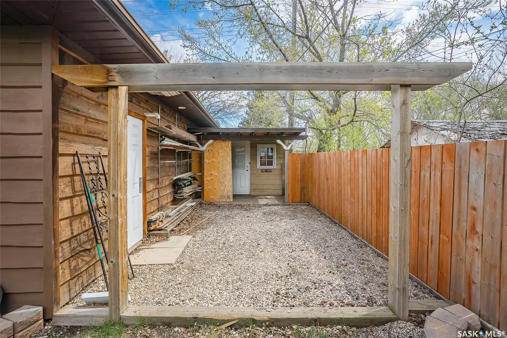 444 Q Avenue N Saskatoon SK S7L 2Y1